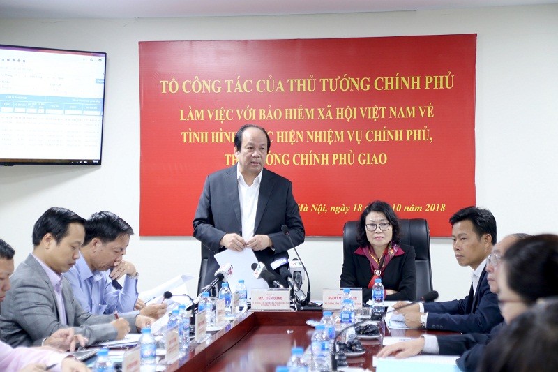 Bộ trưởng, Chủ nhiệm VPCP Mai Tiến Dũng chuyển lời khen của Thủ tướng tới BHXH Việt Nam về công tác cải cách hành chính, ứng dụng CNTT. Ảnh: LHV.