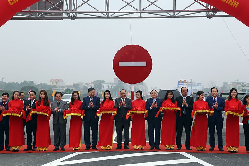 Thủ tướng Nguyễn Xuân Phúc cắt băng thông xe cầu Hưng Hà và đường nối 2 cao tốc.