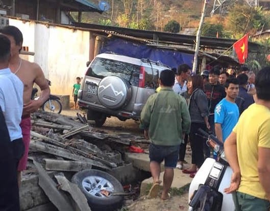 Xe ôtô 7 chỗ Ford Everest, BKS 26A-042.41 đâm liên tiếp 7 xe máy và can chết 1 phụ nữ đứng tước cửa nhà tại xã Nong Lay, huyện Thuận Châu, tỉnh Sơn La, chiều 1/2/2019. Ảnh: GDXH.