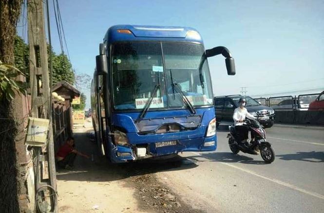 Hiện trườngxXe biển xanh của Kho bạc Nhà nước Thanh Hoá gặp tai nạn khi đưa người đi thăm Tết hôm 8/2.