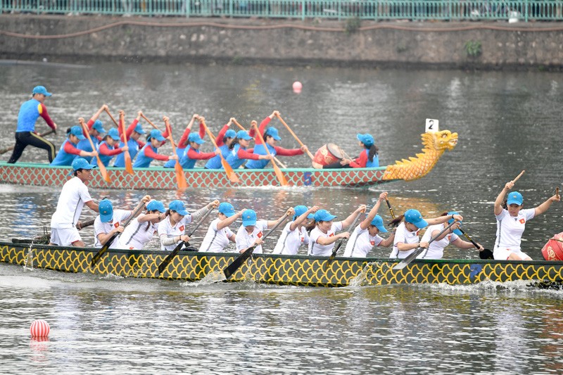 Các đội thi tài tại Lễ hội Bơi chải Thuyền rồng Hà Nội mở rộng năm 2019.