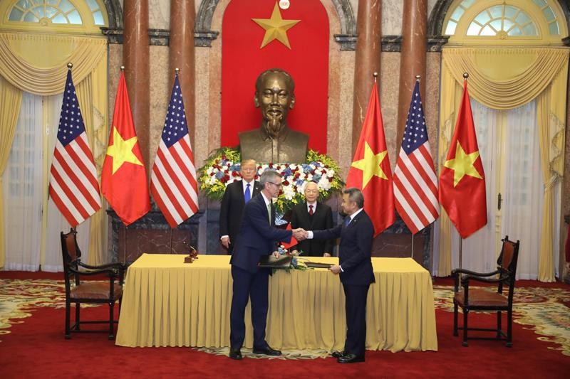 Ông Dương Trí Thành (phải) - Tổng giám đốc Vietnam Airlines và ông Dave Shrik - Phó Tổng giám đốc Sabre trao thỏa thuận mở rộng hợp tác chiến lược