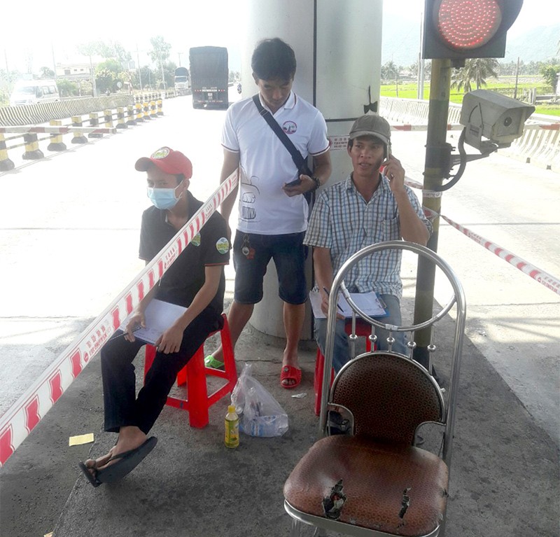 Một số người dân cắm chốt đếm xe qua trạm thu phí BOT Ninh Lộc hồi cuối tháng 2 vừa qua.