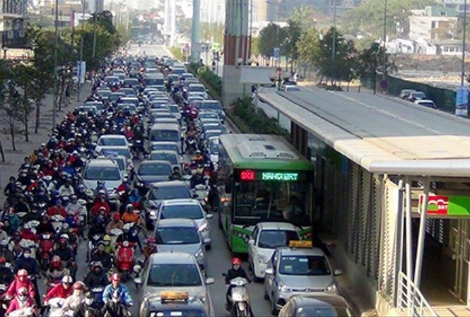 Hà Nội dự kiến sẽ thí điểm cấm xe máy trên tuyến đường Lê Văn Lương và Nguyễn Trãi trước khi mở rộng các tuyến khác.