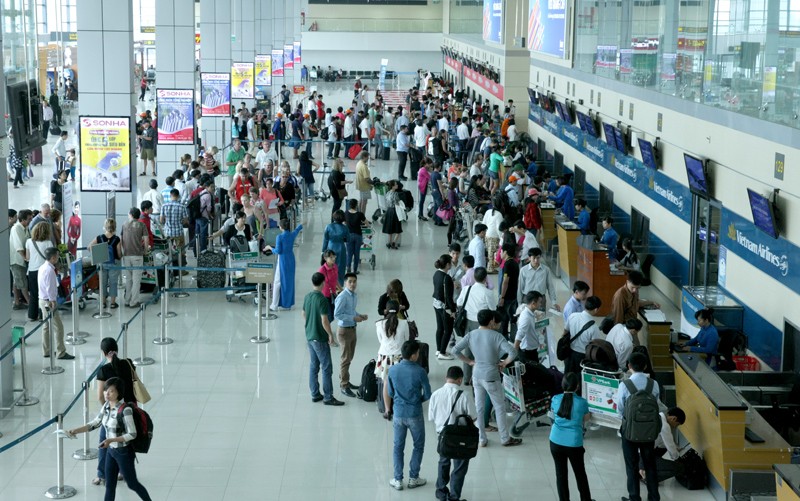 Hành khách làm thủ tục bay nội địa tại sân bay Nội Bài (Hà Nội). Ảnh chụp thời điểm chưa có dịch COVID-19.