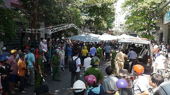 Hiện trường vụ xe Lexus biển tứ quý 6 đâm vào đoàn lễ tang tại Bình Định.