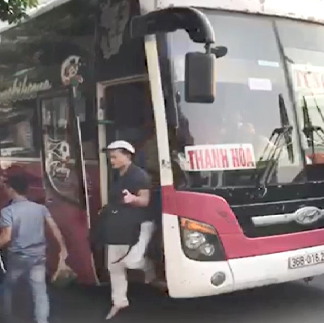 Chếc xe khách của nhà xe Tùng Lâm bị Cảnh sát giao thông Hà Nội xử lý khi chở vượt gấp đôi thiết kế, dù trước đó đã bị Cảnh sát giao thông Thanh Hoá xử phạt chở quá tải. Ảnh: Cục Cảnh sát giao thông.