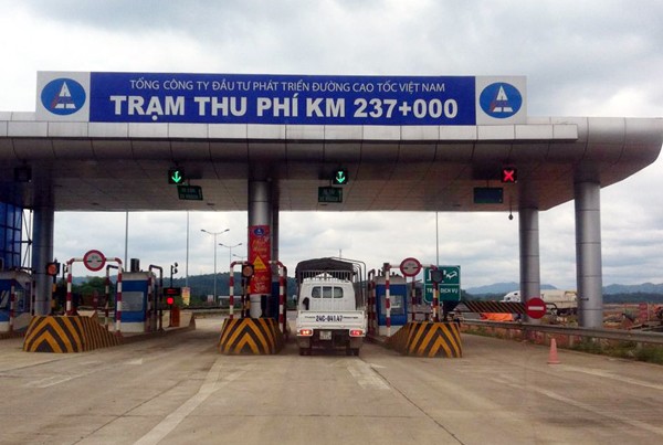 Trạm thu phí Km 237 trên tuyến cao tốc Nội Bài - Lào Cai vừa bị sét đánh hỏng. 