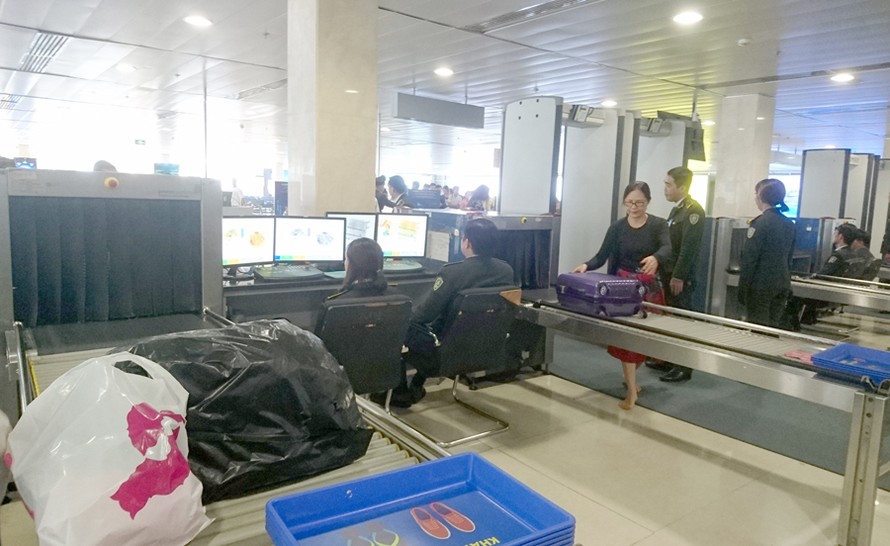 Khu vực soi chiếu an ninh sân bay thường là nơi các đối tượng "táy máy" hay "cầm nhầm" đồ hành khách khác nếu bất cẩn. Ảnh khu vực soi chiếu an ninh sân bay Tân Sơn Nhất.
