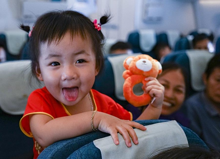 Vietnam Airlines tặng quà cho hành khách trẻ em trên 17 đường bay nội địa.