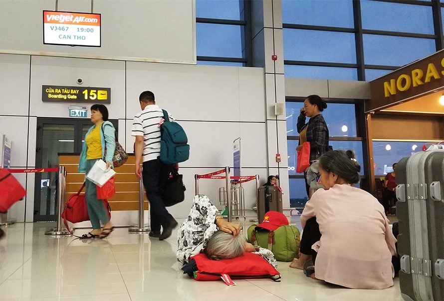 Hành khách mệt mỏi chờ đợi khi 1 chuyến bay bị chậm khởi hành nhiều giờ sơ với kế hoạch. Ảnh: L.H.Việt