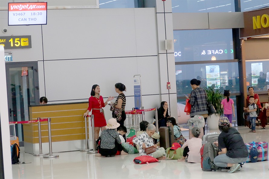 Hành khách chờ đợi chuyến bay Vietjet bị chậm chuyến so với lịch bay.