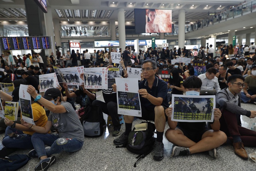 Người biểu tình tại sân bay Hồng Kông.