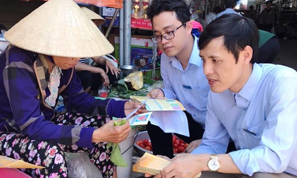Cán bộ BHXH huyện Nam Đàn tới từng nhà, từng hàng quán để gặp từng người dân tuyên truyền về chính sách BHXH tự nguyện. Ảnh: Nguyệt Hà.