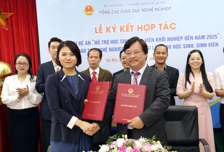 Tổng cục trưởng Tổng cục Giáo dục nghề nghiệp Nguyễn Hồng Minh (phải) ký kết hợp tác hỗ trợ sinh viên nghề khởi nghiệp cùng các doanh nghiệp.