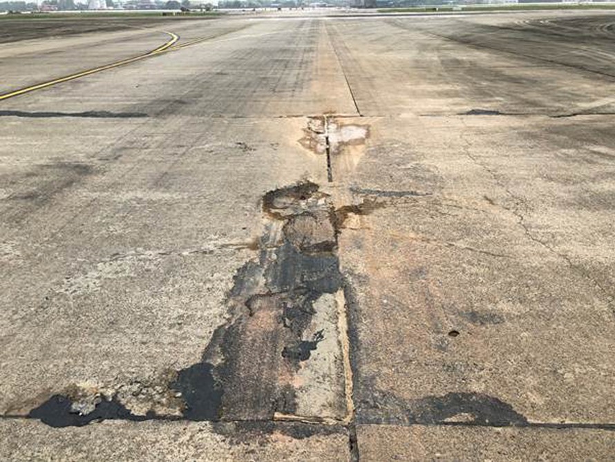 Đường cất hạ cánh, đường lăn sân bay Nội Bài xuống cấp, phùi bùn.