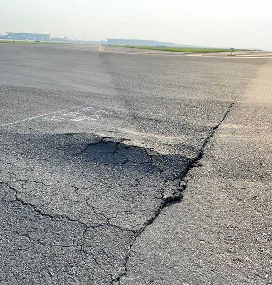 Hư hỏng bê tông nhựa khu vực S3 tiếp giáp đường cất hạ cánh 11L/29R sân bay Nội Bài.