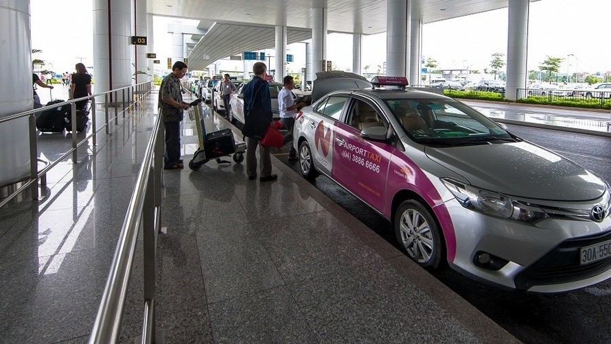 Hành khách đón taix tại sân bay Nội Bài.
