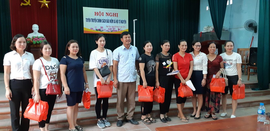 Người mới tham gia BHXH tự nguyện được tặng quà tại Hội nghị tuyên truyền về chính sách này tại Bắc Ninh.