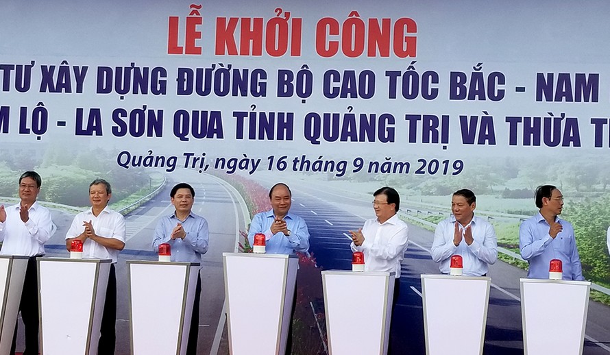 Thủ tướng bấm nút khởi công xây dựng tuyến cao tốc Cam Lộ - La Sơn.