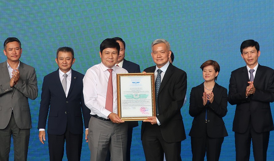 Ông Đinh Việt Thắng, Cục trưởng Cục hàng không Việt Nam (trái) trao Giấy chứng nhận phê chuẩn cho đại diện Công ty TNHH Kỹ thuật Công nghệ hàng không Việt Nam Singapore (VSTEA).