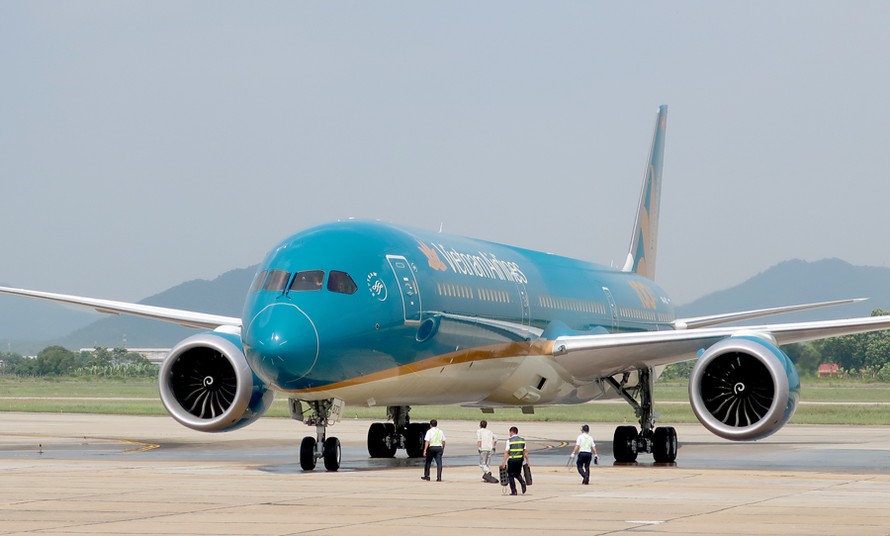 Vừa nhận gói 4.000 tỷ đồng, Vietnam Airlines nối lại bay quốc tế thường lệ chở khách.