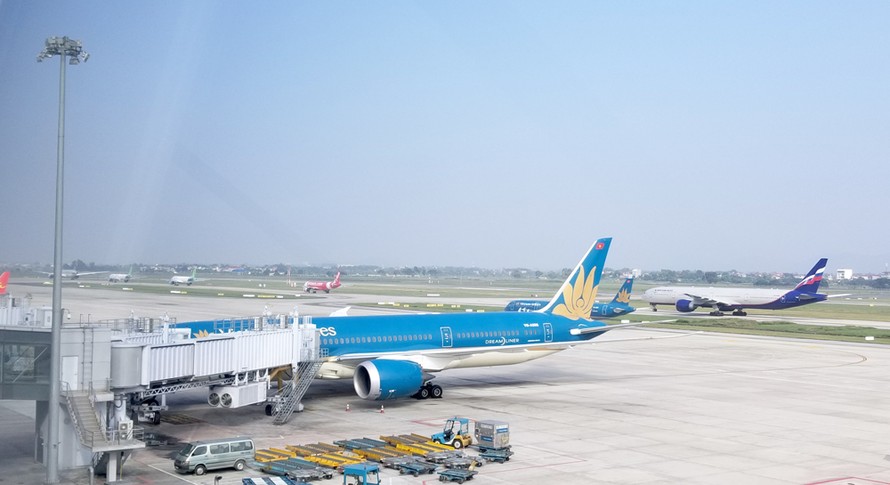 Sân bay Nội Bài đã bắt đầu tắc vào giờ cao điểm. Ảnh tàu bay xếp hàng dài đợi tới lượt cất cánh.