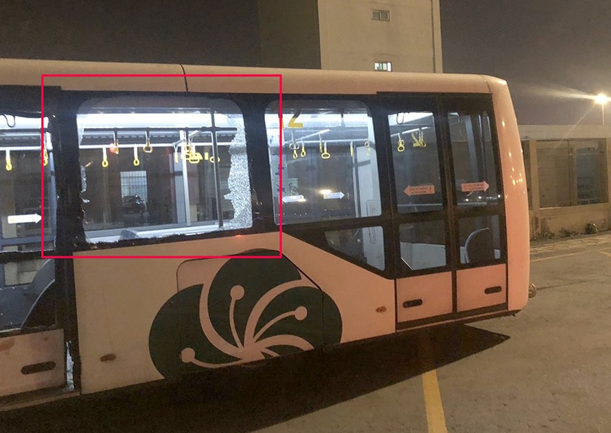 Xe buýt chở khách trong sân bay Tân Sơn Nhất bị vỡ cửa kính sau khi thùng hàng va phải do tuột chốt. Ảnh: TB.