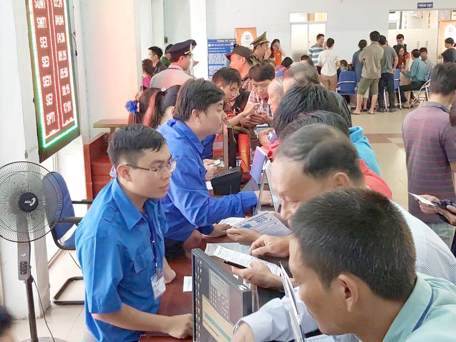 Người dân mua vé tại ga Sài Gòn. Ảnh minh hoạ.