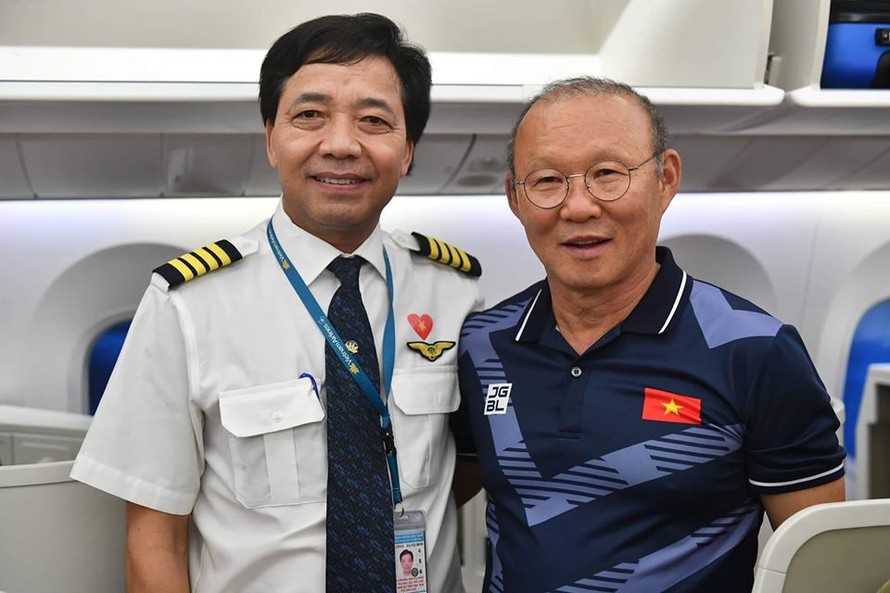 Cơ trưởng - Phó Tổng GĐ VNA Nguyễn Hồng Lĩnh cầm lái chuyên cơ