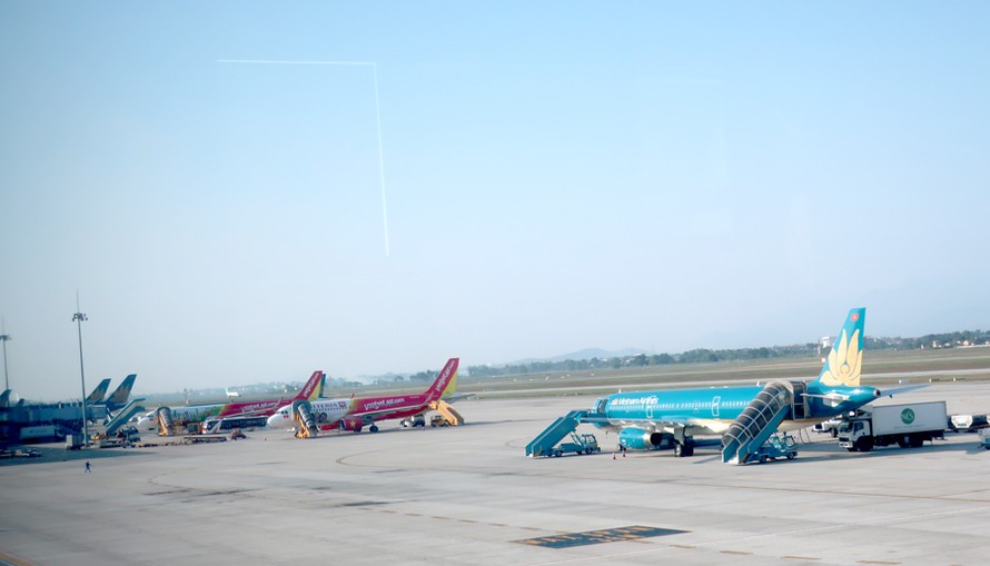 Sân bay quá tải nhưng các dự án mở rộng sân bay cũ, hay đầu tư sân bay mới gặp nhiều vướng mắc. Ảnh sân bay Nội Bài.