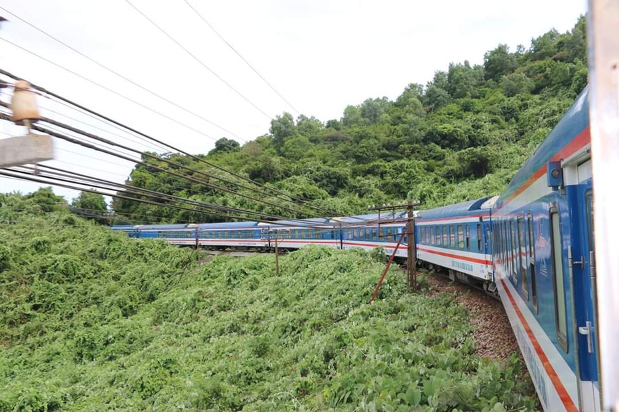 Tuyến đường sắt qua đèo Hải Vân đã thông trở lại sau tai nạn tàu trật bánh.