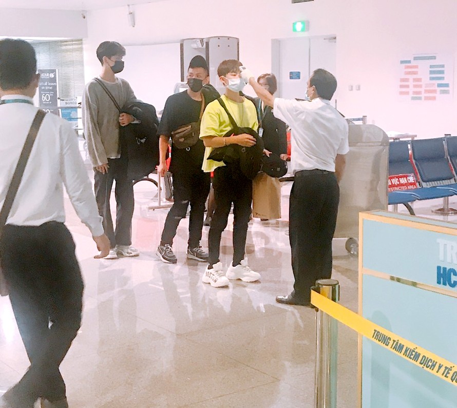 Sân bay Tân Sơn Nhất thực hiệm kiểm soát y tế với hành khách nhập cảnh bằng nhiều hình thức khác nhau.