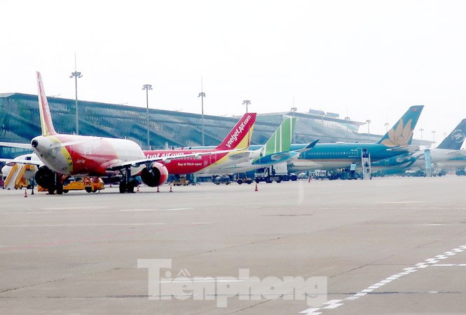 Sân bay Nội Bài và Tân Sơn Nhất tạm dừng đón các chuyến bay từ Hàn Quốc về, thay vào đó khách sẽ xuống sân bay Vân Đồn và Cần Thơ. 