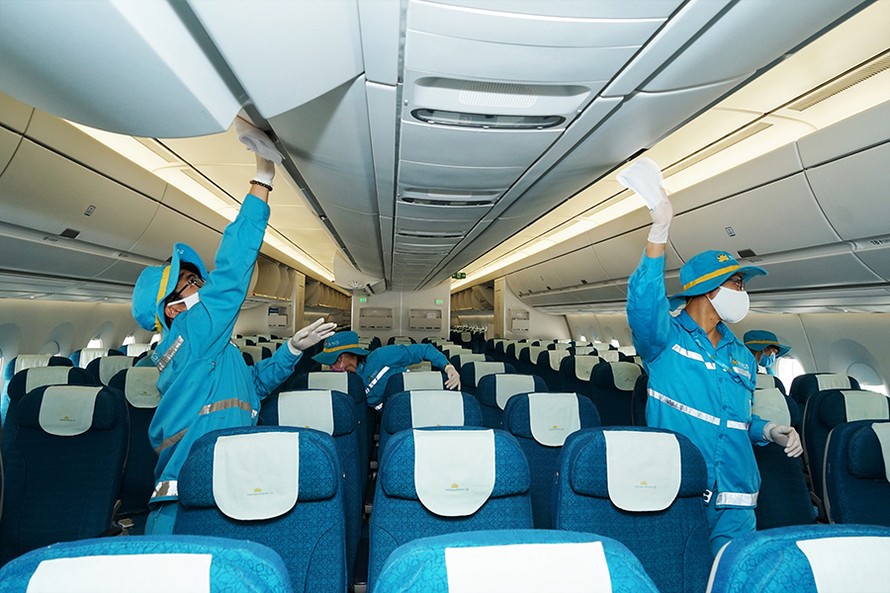 Toàn bộ khoang hành khách, phòng vệ sinh, bếp…trên máy bay đều được vệ sinh khử trùng. Các nhân viên vệ sinh được bảo hộ bằng khẩu trang kháng khuẩn, găng tay hai lớp và mũ.