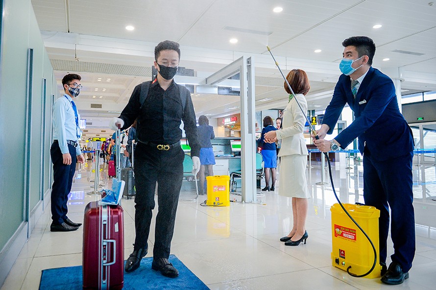 Theo Bamboo Airways, việc phun khử trùng toàn bộ hành khách trước khi lên tàu bay được thực hiện từ ngày 18/3, với tất cả chuyến bay khởi hành từ sân bay Nội Bài (Hà Nội).