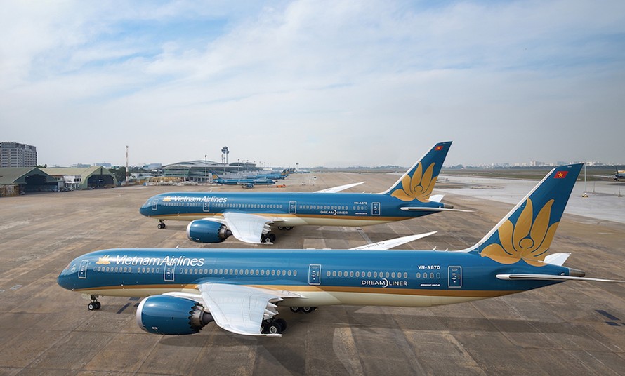 Tàu bay của Vietnam Airlines xếp hàng dài ở sân bay Nội Bài do giảm khai thác vì dịch COVID-19.