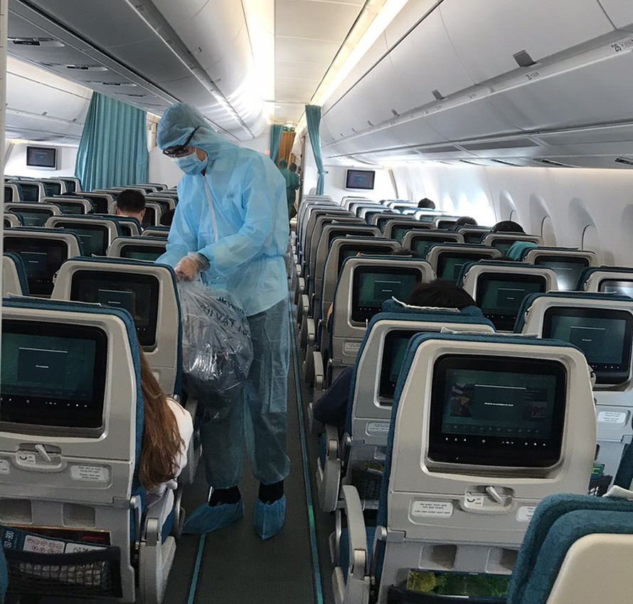 Trên mỗi chuyến bay mua dịch bệnh, khách phải được bố trí ngồi cách nhau 1 ghế trống. 