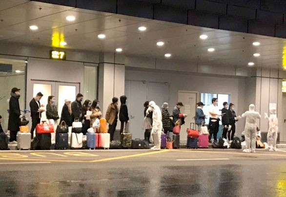 Toàn bộ khách từ nước ngoài về sân bay Vân Đồn mùa dịch COVID-19 đều thực hiện thủ tục nhập cảnh phía ngoài nhà ga.