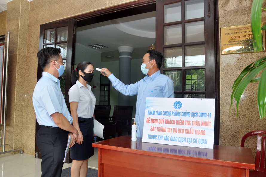 BHXH tỉnh Quảng Nam thực hiện các biện pháp y tế, sàng lọc sức khoẻ với tất cả người tới trụ sở cơ quan giải quyết công việc nhằm phát hiện sớm, ngăn chặn lây lan dịch COVID-19. 