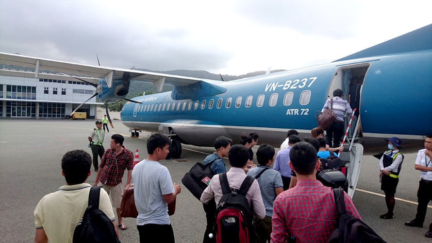 Hiện đường bay tới Côn Đảo chỉ có Vasco (thành viên của Vietnam Airlines) khai thác bằng tàu bay ATR72. 