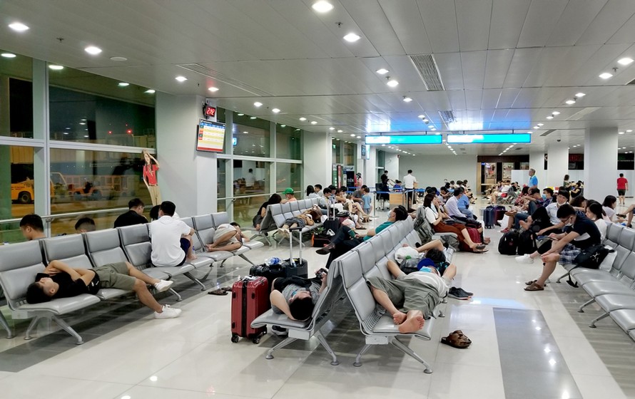 Hành khách vạ vật tại sân bay Phú Quốc tối 1/7 vừa qua, khi chuyến bay trễ hơn 2 giờ so với kế hoạch.