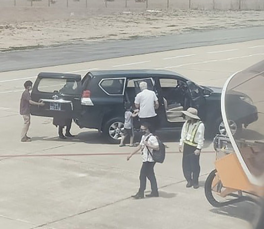 Phó Bí thư Thường trực Tỉnh ủy Phú Yên Lương Minh Sơn cùng con và cháu có xe biển xanh đón ngay chân cầu thang máy bay tại sân bay Tuy Hoà.