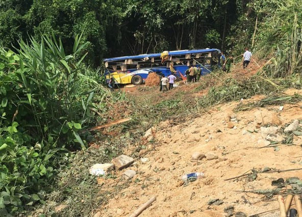 Hiện trường vụ xe khách lao xuống vực tại Kon Tum.