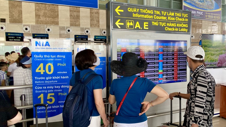 Sân bay Nội Bài chính thức dừng phát loa thông báo chuyến bay từ 30/7, hành khách theo dõi thông tin trên bảng điện tử tại sân bay.