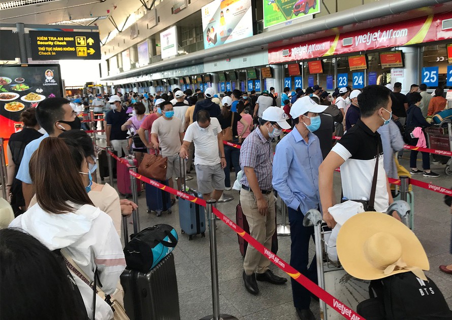Hành khách xếp hàng rời Đà Nẵng ngày 26/7.