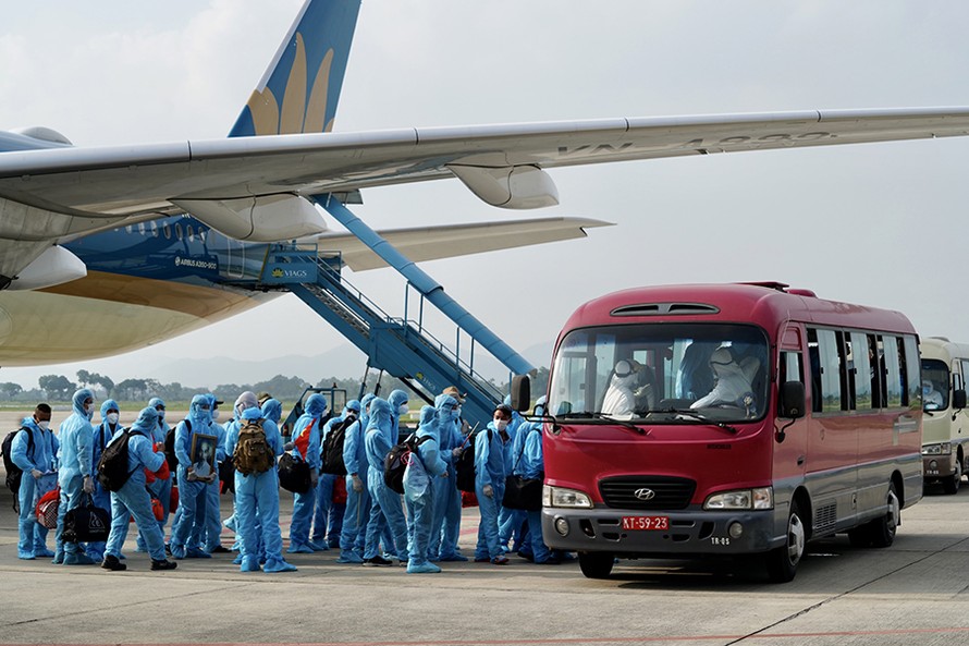 Người lao động Việt Nam tại Guinea Xích đạo đã được đón về nước an toàn. Sau khi rời máy bay, họ lên xe về Bệnh viện Nhiệt đới Trung ương cơ sở 2.