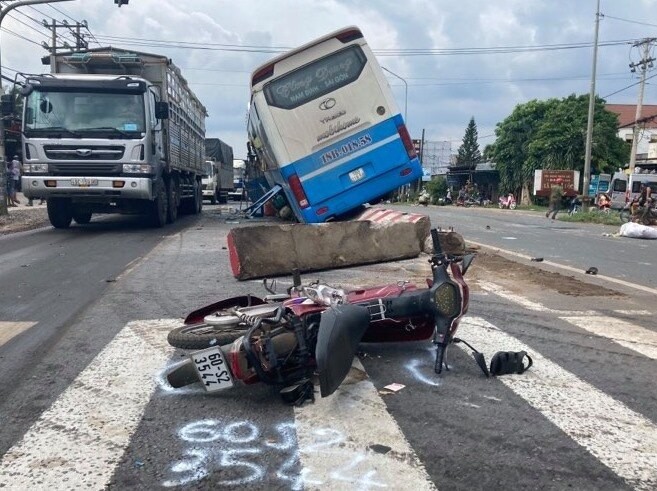 Hiện trường tai nạn giao thông giữa xe khách và xe máy xảy ra trên Quốc lộ 1 đoạn qua Đồng Nai hôm 23/9, làm 1 người chết, 1 người bị thương.