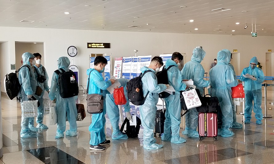 Đoàn chuyên gia từ Hàn Quốc làm thủ tục nhập cảnh tại sân bay Nội Bài (Hà Nội) vào tháng 9/2020.
