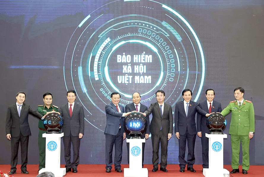 Thủ tướng Nguyễn Xuân Phúc cùng lãnh đạo một số bộ ngành đã chính thức khai trương Ứng dụng VssID - Bảo hiểm xã hội số trên nền tảng thiết bị di động.